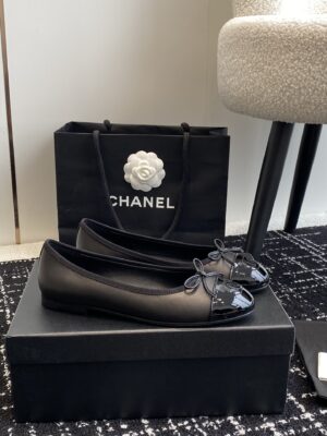 Chanel - Ballerines - Noir verni cap toe