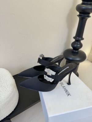 Manolo Blahnik - Mules à talon aiguille - Satin noir boucle strass