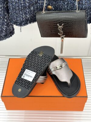 Hermès - Sandales plates - Noir boucle métal
