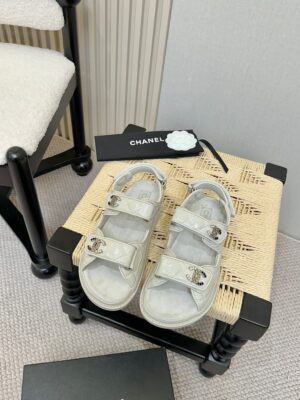 Chanel - Sandales plates - Blanc logo CC