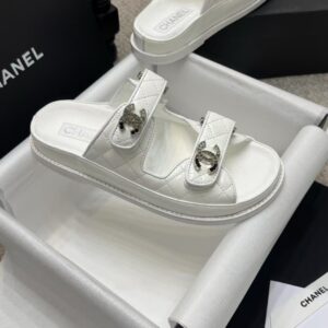 Chanel - Sandales plates - Blanc cuir logo CC