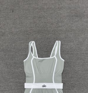 Alo - Combinaison sport short ceinture contrastée - Vert sauge