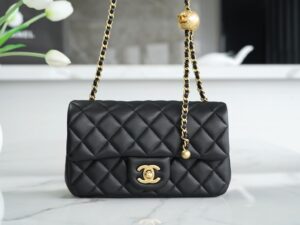 Chanel - Sac flap - Noir matelassé