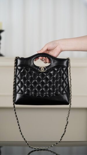 Chanel - Sac à main - Noir matelassé poignée découpée
