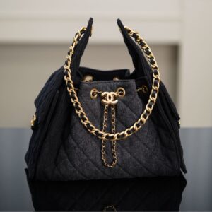 Chanel - Sac hobo - Noir matelassé