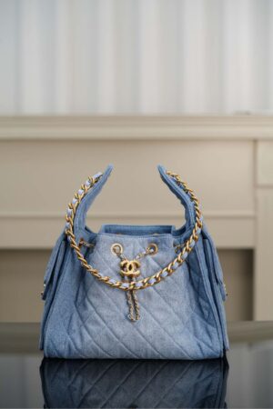 Chanel - Sac hobo - Bleu denim matelassé