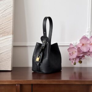 Louis Vuitton - Sac seau cuir noir embossage monogram