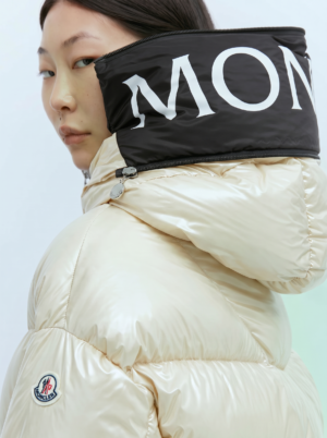 Doudoune Huppe blanche en nylon laqué avec capuche, vue de détail portée.