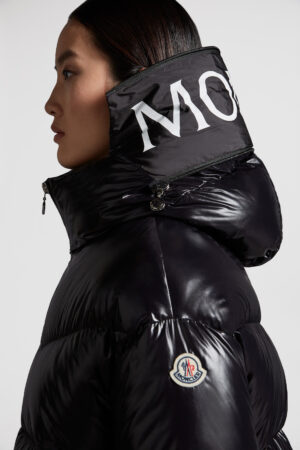 Doudoune Huppe noire — gros plan de profil — capuche et logo