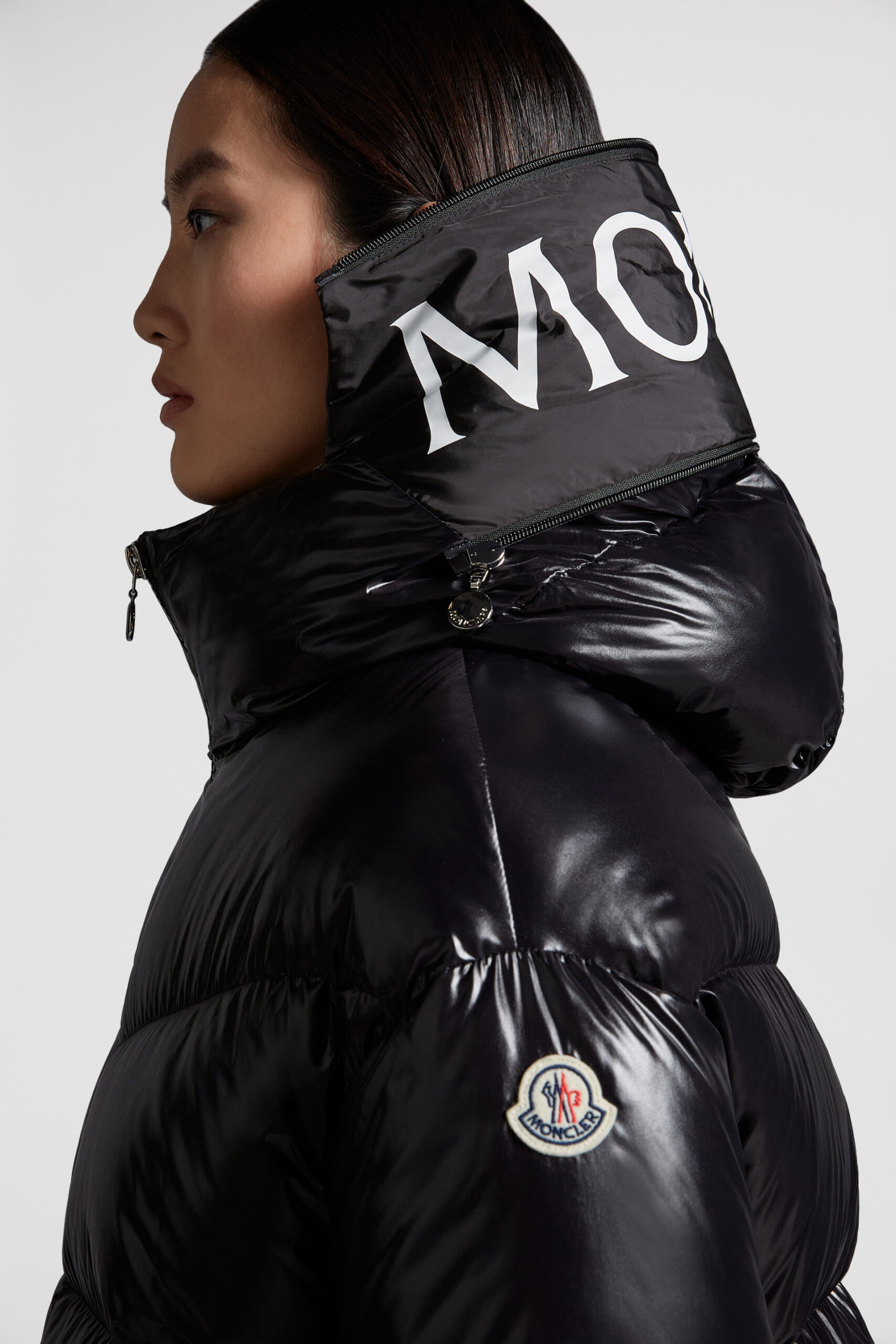 Doudoune Huppe noire — gros plan de profil — capuche et logo