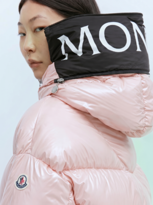 Doudoune Huppe rose en nylon laqué avec capuche, vue de détail portée.